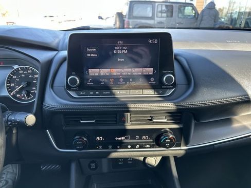 Used 2024 Nissan Rogue SV image 35