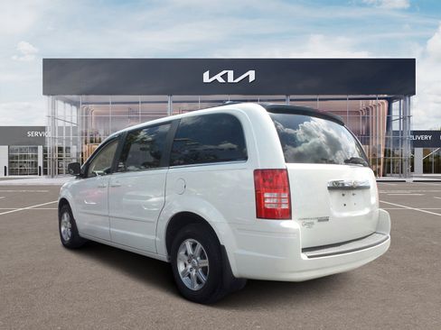 Used 2008 Chrysler Town & Country Touring image 5