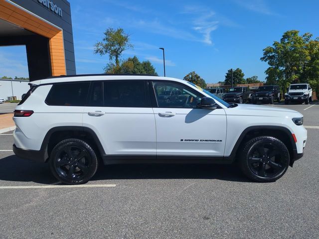 Used 2023 Jeep Grand Cherokee L Limited w/ Black Appearance Package AWD/4WD image 3