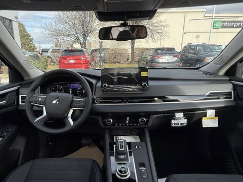 Used 2025 Mitsubishi Outlander SE image 23