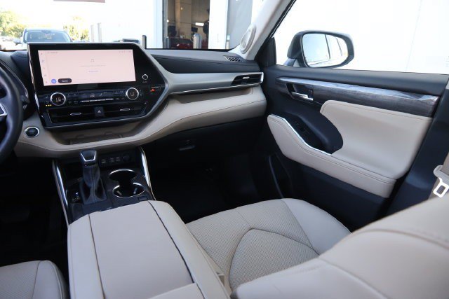 Used 2024 Toyota Highlander Platinum FWD image 30