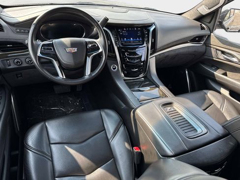 Used 2018 Cadillac Escalade Platinum image 2