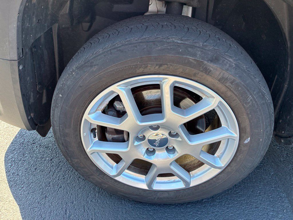 Used 2020 Jeep Renegade Latitude AWD/4WD image 12