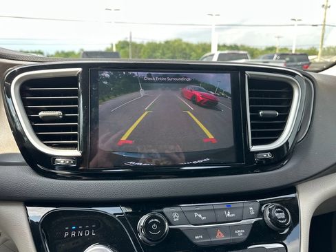 Used 2024 Chrysler Pacifica Touring-L FWD image 24
