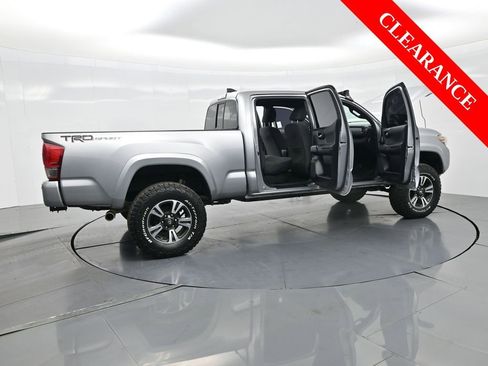 Used 2016 Toyota Tacoma TRD Sport image 33