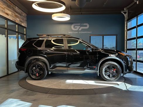 Used 2025 Nissan Rogue SV AWD/4WD image 2