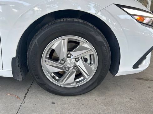 Used 2025 Hyundai Elantra SE FWD image 17