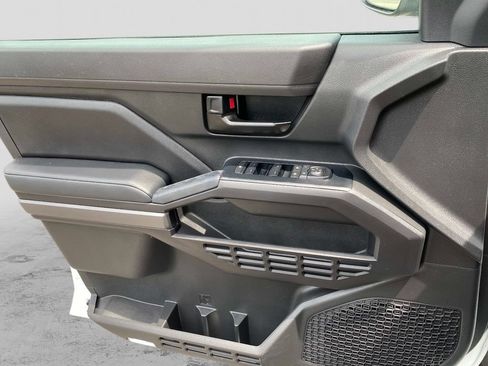 Used 2025 Toyota Tacoma SR5 AWD/4WD image 23