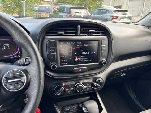 Used 2025 Kia Soul LX w/ LX Technology Package FWD image 17