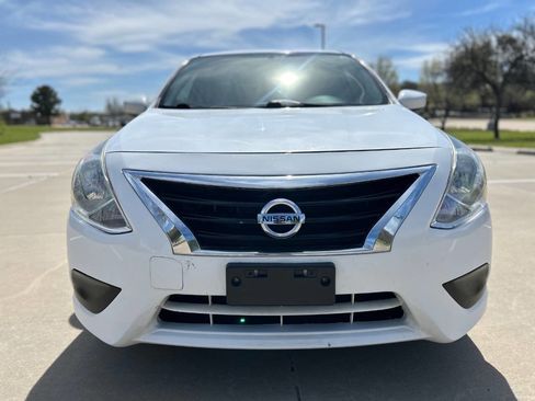 Used 2019 Nissan Versa SV image 3