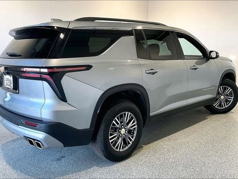 Used 2025 Chevrolet Traverse LT AWD/4WD image 5