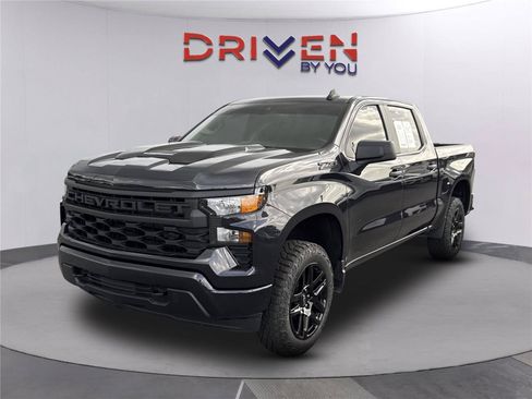 Used 2024 Chevrolet Silverado 1500 Custom Trail Boss w/ Dark Appearance Package AWD/4WD image 8