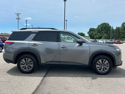 Used 2025 Nissan Pathfinder SV FWD image 9