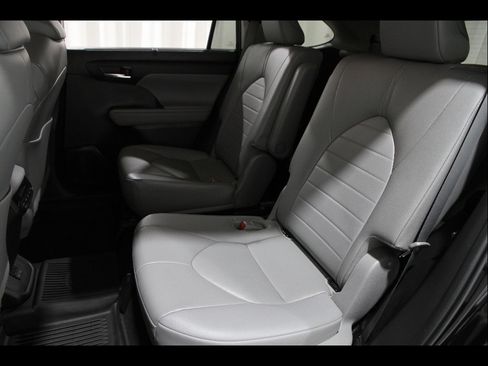 Used 2023 Toyota Highlander XLE image 19