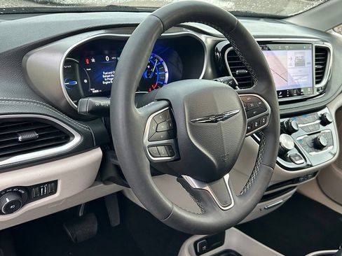 Used 2024 Chrysler Pacifica Limited FWD image 17
