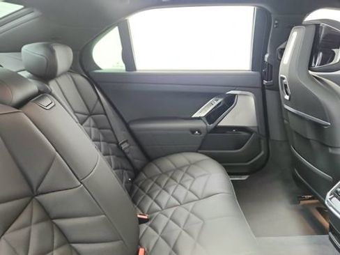 Used 2025 BMW 740i image 25