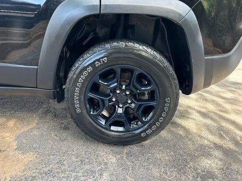 Used 2020 Jeep Cherokee Trailhawk w/ Comfort/Convenience Group AWD/4WD image 38