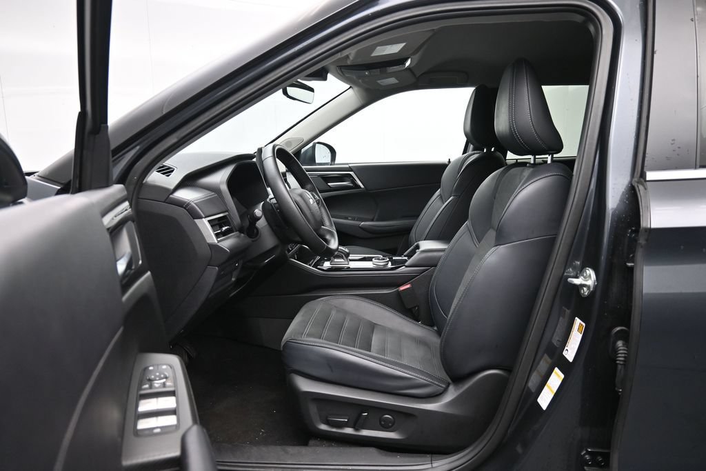 Used 2025 Mitsubishi Outlander AWD image 22