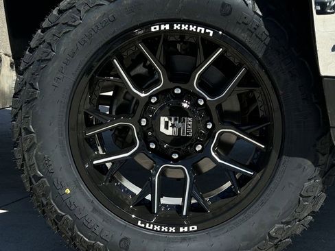 Used 2024 Chevrolet Silverado 2500 LTZ w/ LTZ Convenience Package image 8