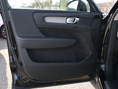 Used 2025 Volvo XC40 B5 Core image 27