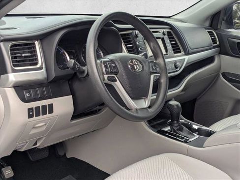 Used 2019 Toyota Highlander LE image 9