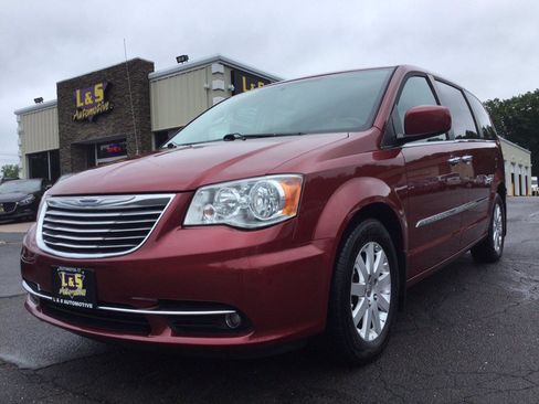 Used 2015 Chrysler Town & Country Touring w/ Driver Convenience Group FWD image 2