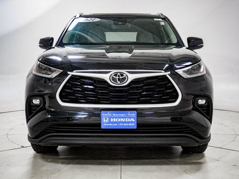 Used 2021 Toyota Highlander XLE AWD/4WD image 16