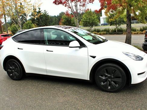 Used 2020 Tesla Model Y Long Range image 7