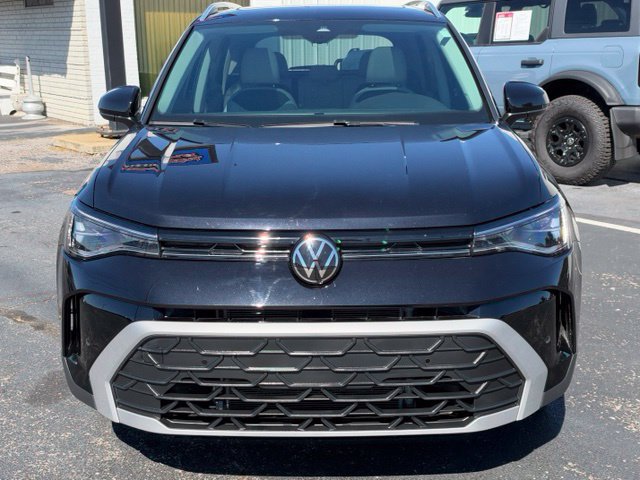 Used 2025 Volkswagen Taos SE FWD image 2