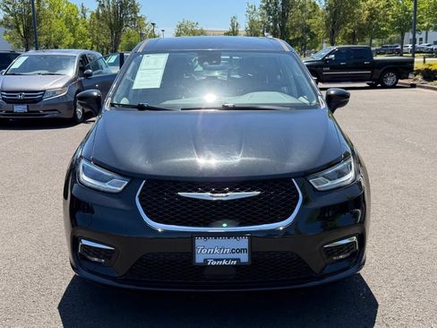 Used 2023 Chrysler Pacifica Touring-L FWD image 3
