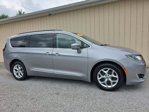 Used 2017 Chrysler Pacifica Touring-L w/ Tire & Wheel Group FWD image 4
