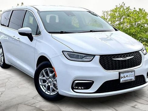 Used 2023 Chrysler Pacifica Touring-L FWD image 10