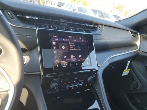 New 2025 Jeep Grand Cherokee L Altitude image 10