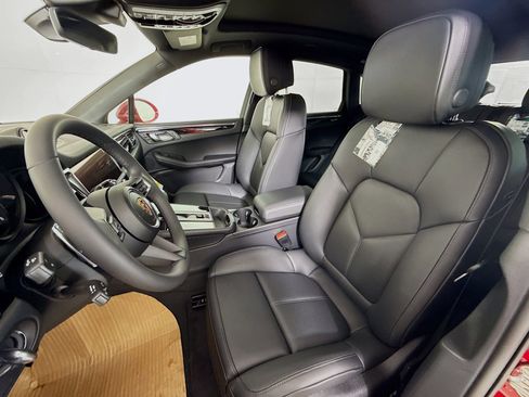 Certified 2025 Porsche Macan image 5