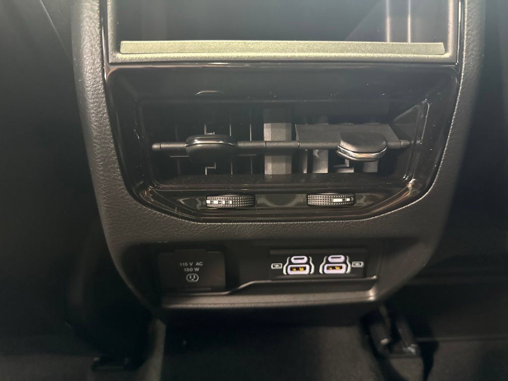 Used 2025 Jeep Grand Cherokee Altitude AWD/4WD image 11