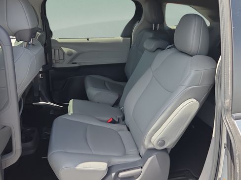 Used 2021 Toyota Sienna XLE w/ XLE Plus Package FWD image 21