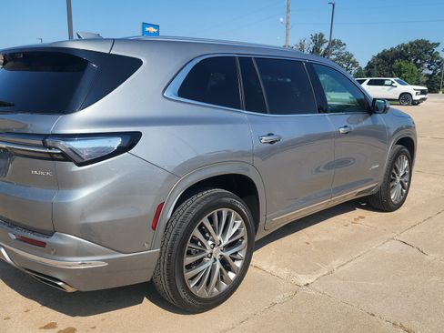 Used 2026 Buick Enclave Avenir w/ Super Cruise Package AWD/4WD image 4