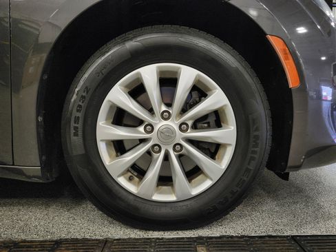 Used 2017 Chrysler Pacifica Touring w/ Tire & Wheel Group image 27