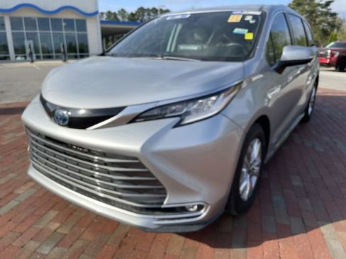 Used 2021 Toyota Sienna Limited image 1