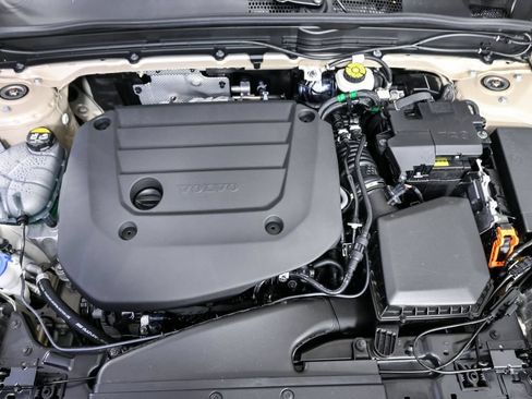 Used 2025 Volvo XC40 B5 Plus AWD/4WD image 35