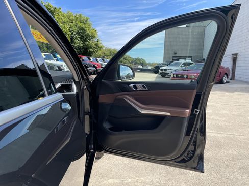 Used 2023 BMW X7 xDrive40i w/ Parking Assistance Package image 9