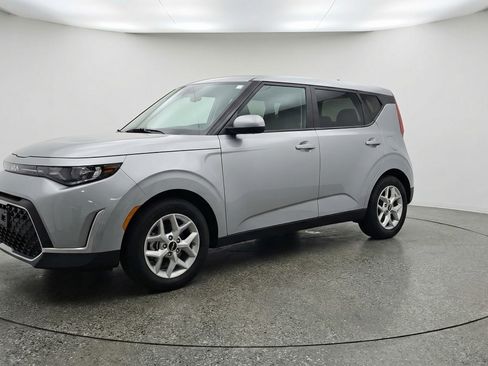 Used 2025 Kia Soul LX w/ LX Technology Package FWD image 3