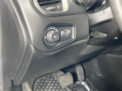 Used 2022 Jeep Renegade Latitude AWD/4WD image 10