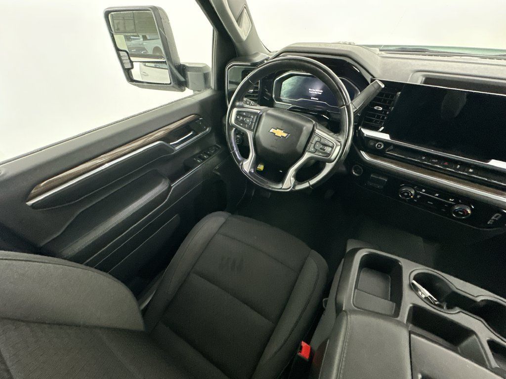 Used 2024 Chevrolet Silverado 2500 LT AWD/4WD image 9