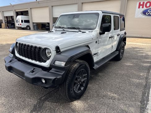 Used 2024 Jeep Wrangler Unlimited Sport AWD/4WD image 3
