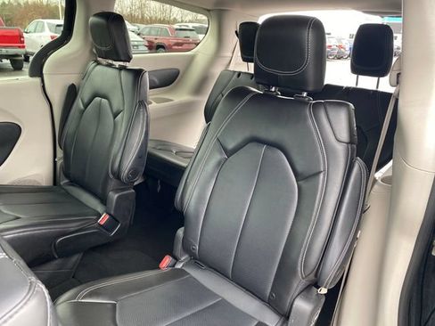Used 2024 Chrysler Pacifica Touring-L FWD image 17