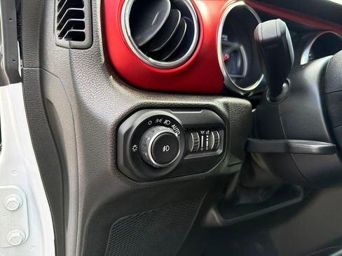 Used 2022 Jeep Wrangler Unlimited Rubicon w/ LED Lighting Group AWD/4WD image 15