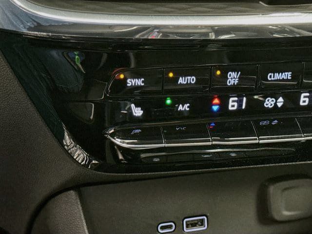 Used 2025 Buick Encore GX Avenir w/ Avenir Technology Package FWD image 21