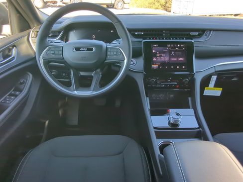 New 2025 Jeep Grand Cherokee Laredo image 14