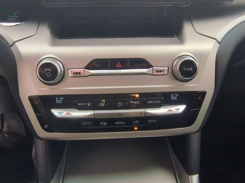 Used 2021 Ford Explorer XLT w/ Equipment Group 202A image 9